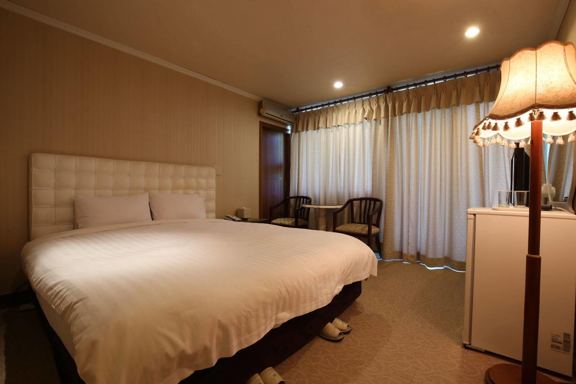 Lake Hills Hotel Songnisan Boeun Exterior photo